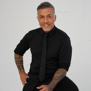 Mike Leon Grosch (1)